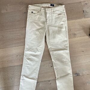 Gently used. BEAUTIFUL COLOR. AG SKINNY JEANS. Size 26.